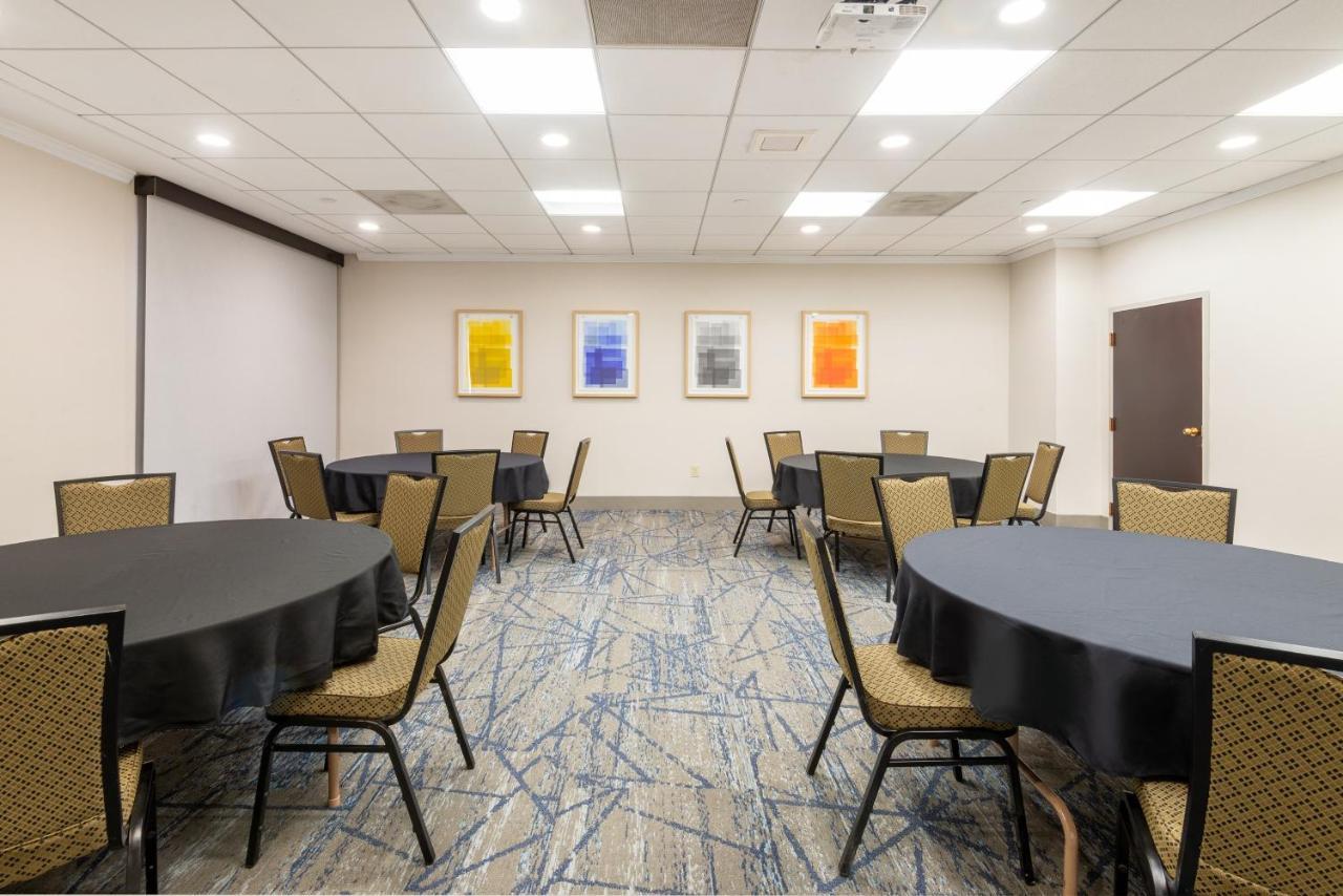 Holiday Inn Express Philadelphia Ne-Bensalem, An Ihg Hotel Bagian luar foto